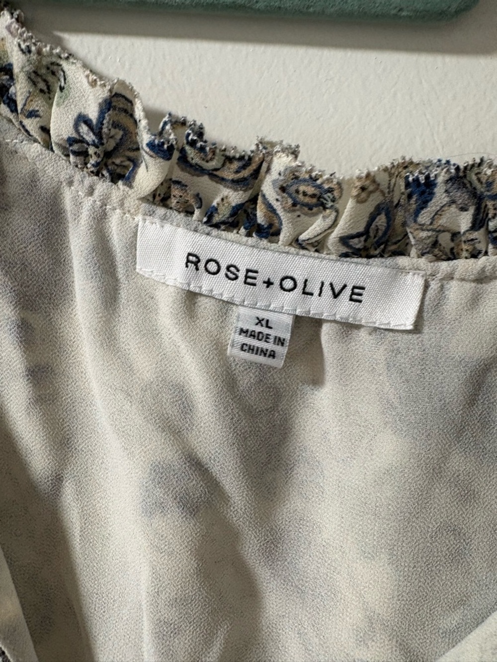 Rose & Olive Cream Floral V-Neck Sleeveless Blouse - Picture 2 of 3